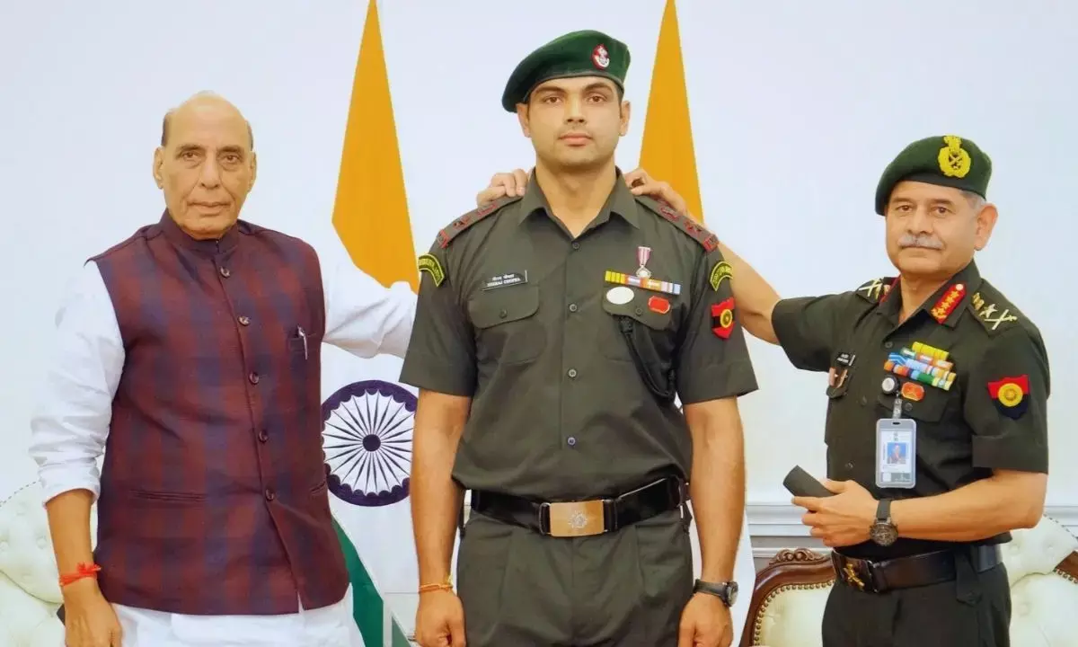 ओलिंपिक गोल्ड मेडलिस्ट नीरज चोपड़ा बने लेफ्टिनेंट कर्नल, रक्षा मंत्री राजनाथ सिंह ने दिया मानद सम्मान