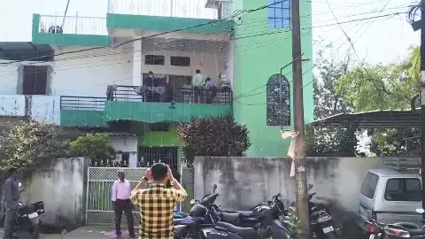 पेट्रोल डालकर बुजुर्ग ने खुद को लगाई आग