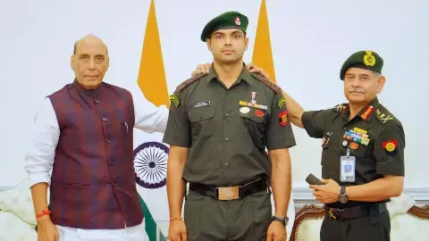 ओलिंपिक गोल्ड मेडलिस्ट नीरज चोपड़ा बने लेफ्टिनेंट कर्नल, रक्षा मंत्री राजनाथ सिंह ने दिया मानद सम्मान
