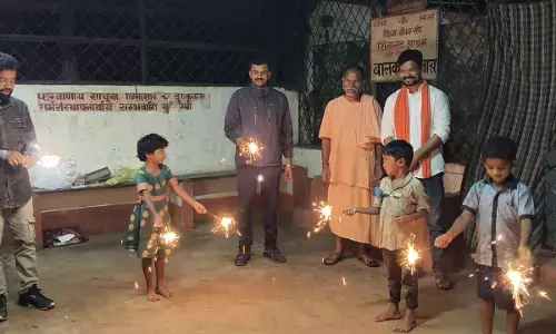 नक्सल पीड़ित बच्चों संग मनाई दीपावली