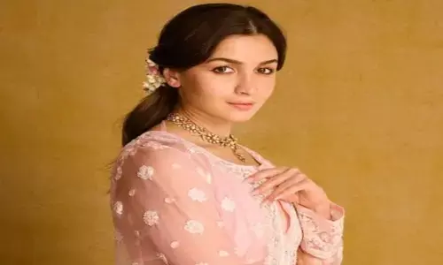 एक्ट्रेस आलिया भट्ट का ट्रेडिशनल लुक एक्ट्रेस आलिया भट्ट का ट्रेडिशनल लुक