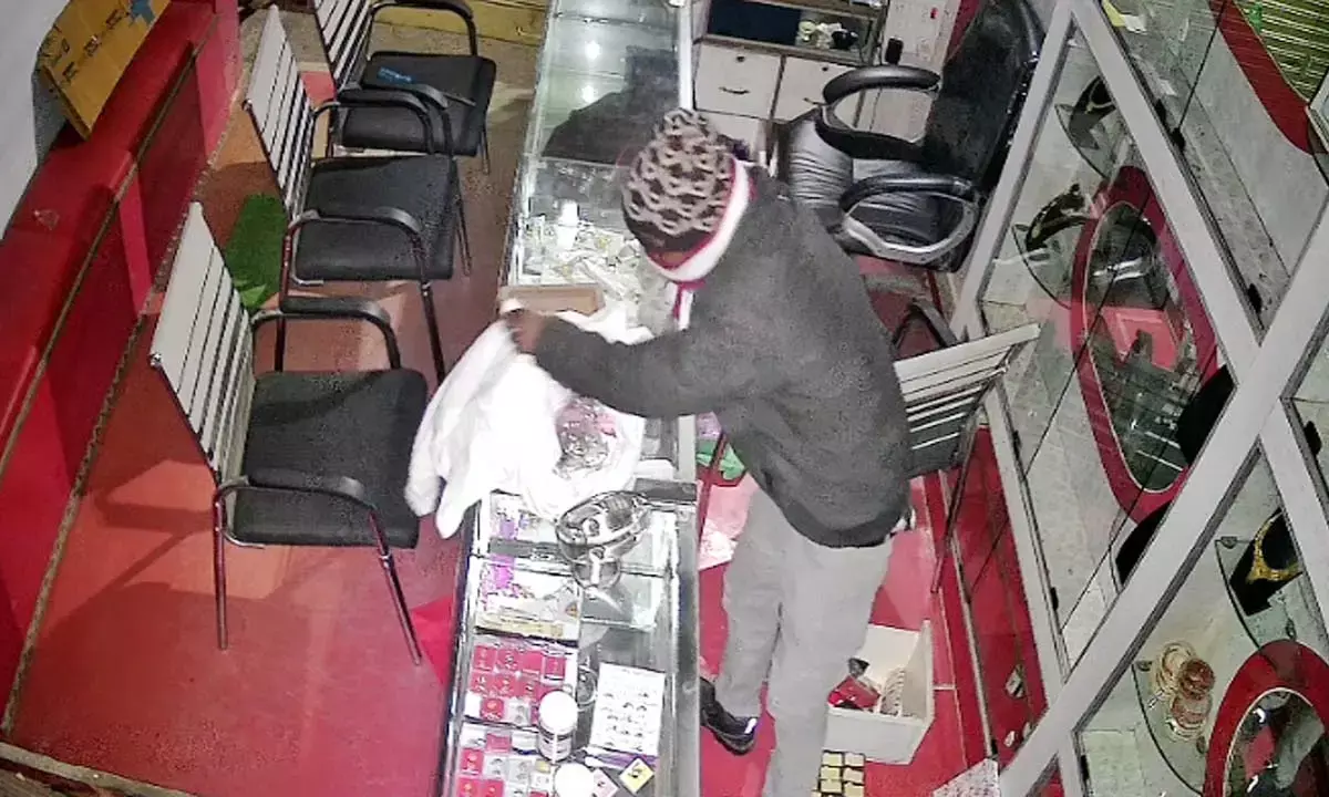 भैयाथान रोड में ज्वेलर्स शॉप पर चोरों का धावा भैयाथान रोड में ज्वेलर्स शॉप पर चोरों का धावा