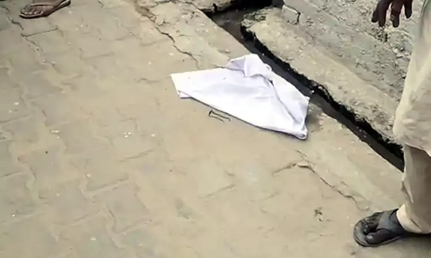 गांव चांदपुरा की गली में पड़ा मिला नवजात बच्ची का शव, सनसनी