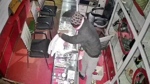 भैयाथान रोड में ज्वेलर्स शॉप पर चोरों का धावा भैयाथान रोड में ज्वेलर्स शॉप पर चोरों का धावा