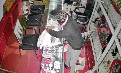 भैयाथान रोड में ज्वेलर्स शॉप पर चोरों का धावा