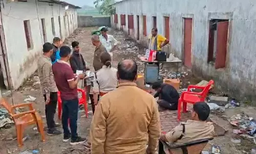 जुआरियों पर पुलिस का एक्शन : निजी फार्म हाउस से 350 जुआरी गिरफ्तार, 200 बाइक और 2 लाख रुपये कैश जब्त