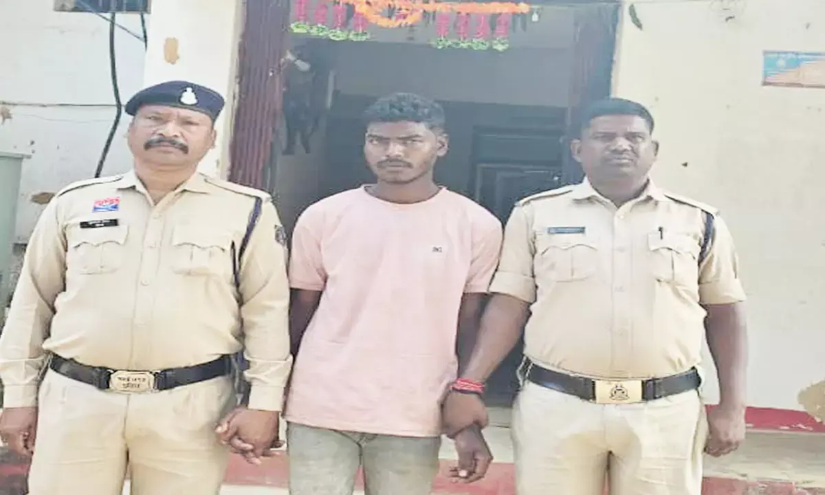 पुलिस की गिरफ्त में आरोपी युवक