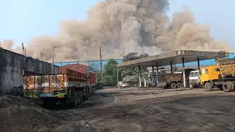 NRVS प्लांट में ब्लास्ट फर्नेस फटा, आसमान की ओर उठा काले धुएं का गुबार