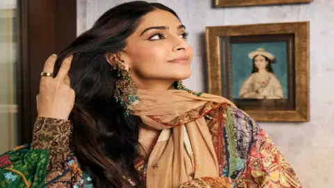 सोनम कपूर का पारंपरिक मल्टीकलर सूट, फेस्टिव लुक के लिए है परफेक्ट सोनम कपूर का पारंपरिक मल्टीकलर सूट, फेस्टिव लुक के लिए है परफेक्ट