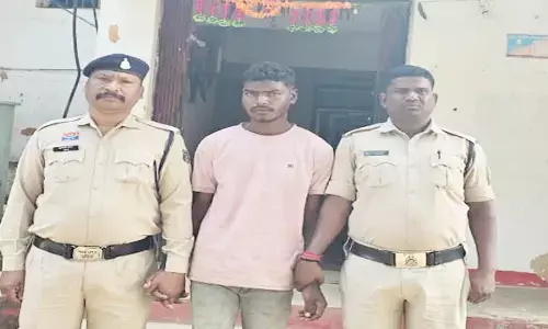 पुलिस की गिरफ्त में आरोपी युवक