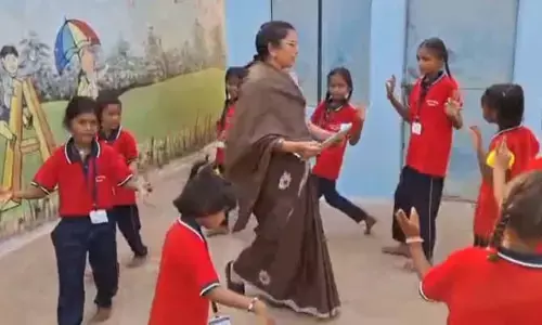 बच्चों ने गाया वर्णमाला आधारित सुआ गीत : प्रधान पाठिका बोलीं- बच्चे शिक्षा को बोझ ना समझें, इसका आनंद लें बच्चों ने गाया वर्णमाला आधारित सुआ गीत : प्रधान पाठिका बोलीं- बच्चे शिक्षा को बोझ ना समझें, इसका आनंद लें