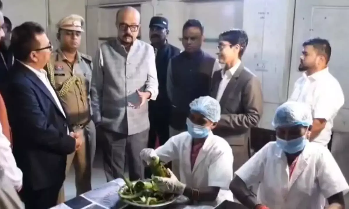 वनधन विकास केंद्र का निरीक्षण किया, बोले- यह है ग्रामीण सशक्तिकरण का मॉडल वनधन विकास केंद्र का निरीक्षण किया, बोले- यह है ग्रामीण सशक्तिकरण का मॉडल