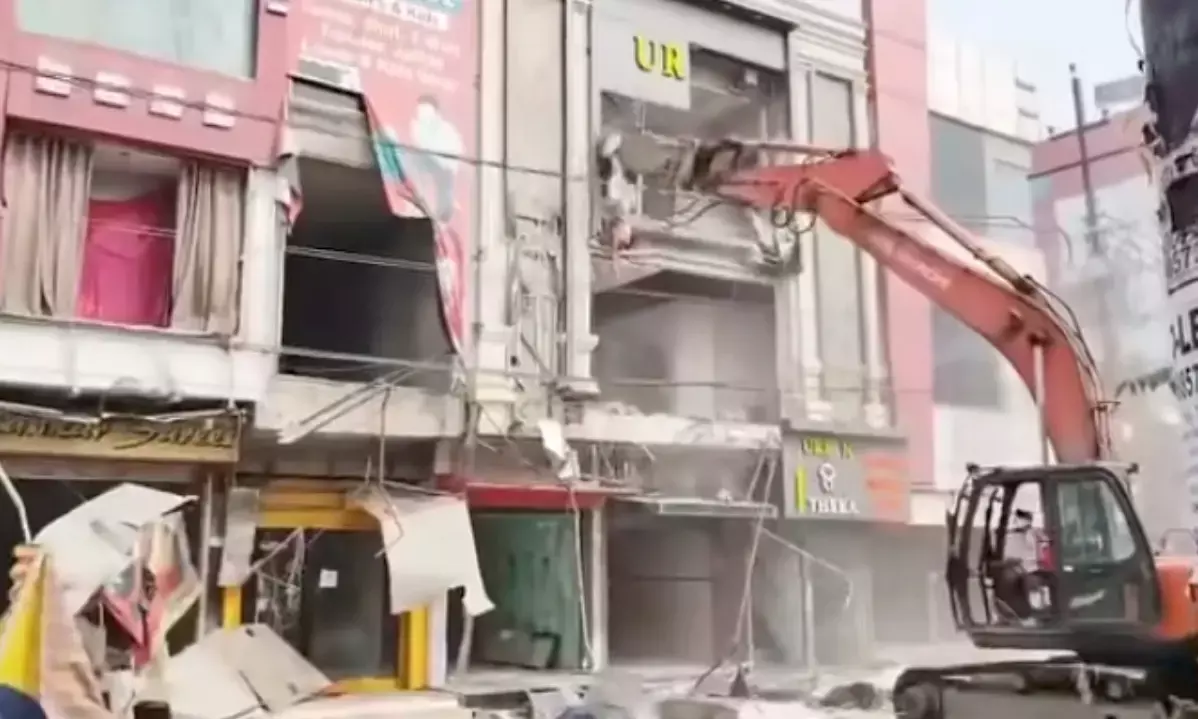 मेरठ सेंट्रल मार्केट में 22 दुकानों वाला अवैध कॉम्प्लेक्स पर चला बुलडोजर, 30 साल पुराना विवाद खत्म