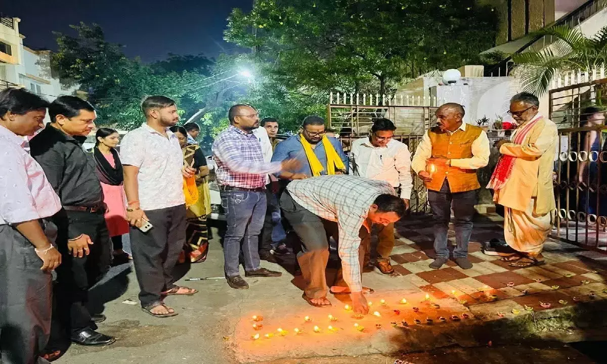 एक दीवाली-खुशियों वाली : सामाजिक कार्यकर्ताओं के साथ वृद्धाश्रम पहुंचा वक्ता मंच, बांटी खुशियां