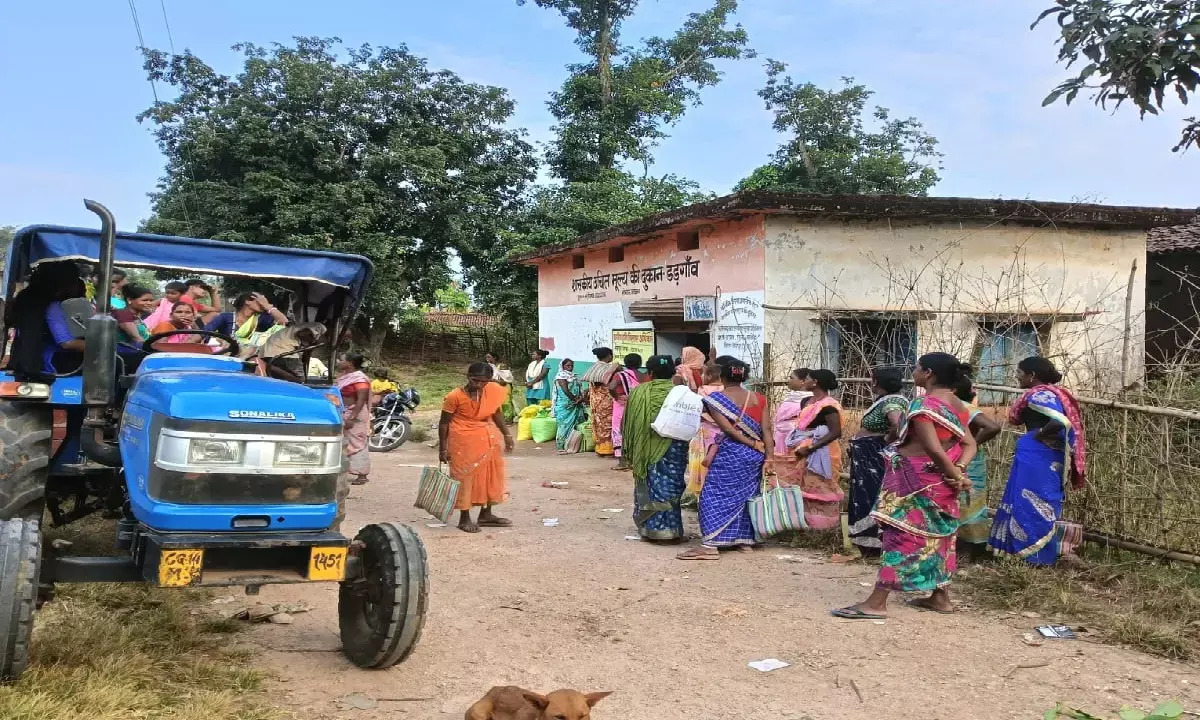 ग्रामीणों के घर पहुंच रहा राशन : सरपंच स्वयं के वाहन से निःशुल्क पहुंचवा रहा, लोग कर रहे तारीफ