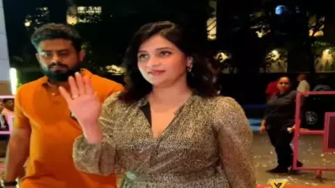 एक्ट्रेस मन्नारा चोपड़ा की गोल्डन ड्रेस एक्ट्रेस मन्नारा चोपड़ा की गोल्डन ड्रेस