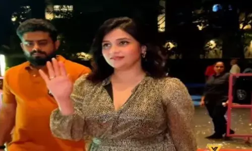 एक्ट्रेस मन्नारा चोपड़ा की गोल्डन ड्रेस