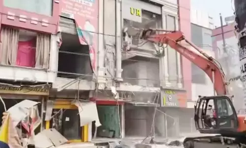 मेरठ सेंट्रल मार्केट में 22 दुकानों वाला अवैध कॉम्प्लेक्स पर चला बुलडोजर, 30 साल पुराना विवाद खत्म