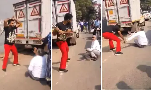 Young Man Beaten Old Man in Sarita Vihar