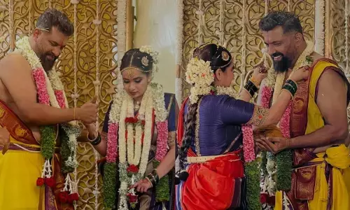 16 साल छोटी वरिजाश्री संग रचाई शादी, देखें खूबसूरत तस्वीरें 16 साल छोटी वरिजाश्री संग रचाई शादी, देखें खूबसूरत तस्वीरें