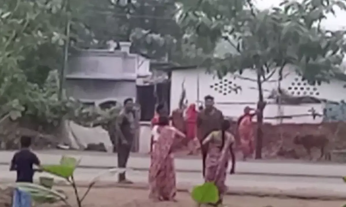 गाली- गलौज करते हुए मोहल्ले के लोग