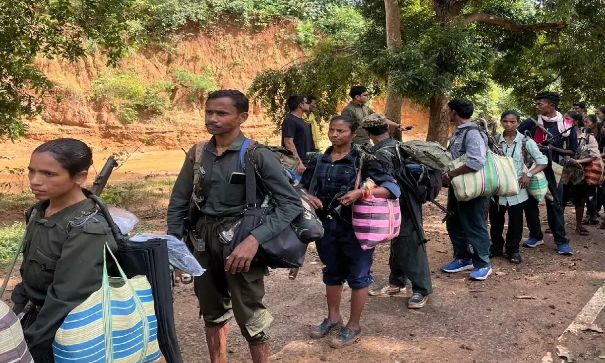 कांकेर में एक और बड़ा सरेंडर : 18 हथियारों के साथ 21 नक्सलियों ने किया समर्पण, 50 अन्य भी कैंप पहुंचे