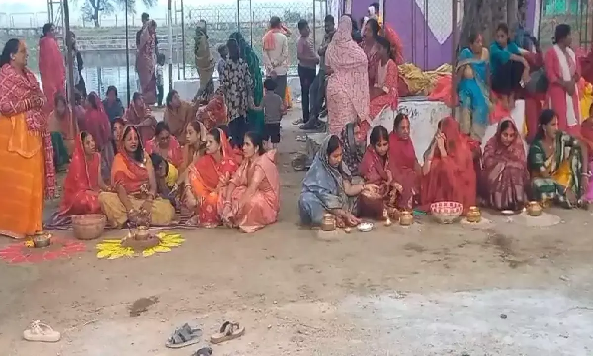 सूर्य अर्घ्य के साथ शुरू हुआ छठ महापर्व : घाटों पर उमड़ी व्रतियों की भीड़, तालाब के चारों तरफ दिखी श्रद्धालुओं की भीड़