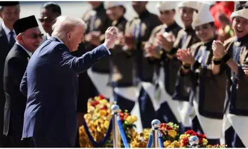 अमेरिकी राष्ट्रपति डोनाल्ड ट्रंप मलेशिया पहुंचे, रेड कार्पेट पर किया डांस