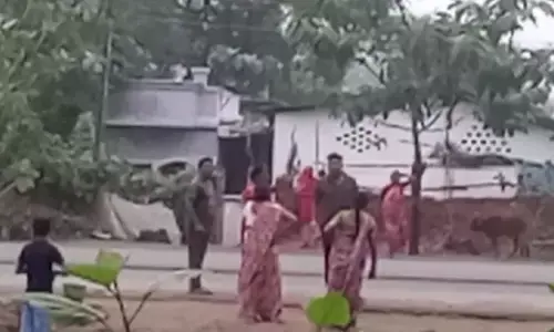 गाली- गलौज करते हुए मोहल्ले के लोग