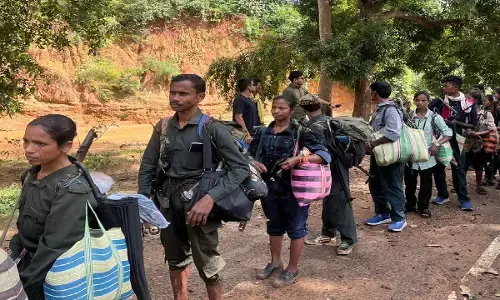 कांकेर में एक और बड़ा सरेंडर : 18 हथियारों के साथ 21 नक्सलियों ने किया समर्पण, 50 अन्य भी कैंप पहुंचे