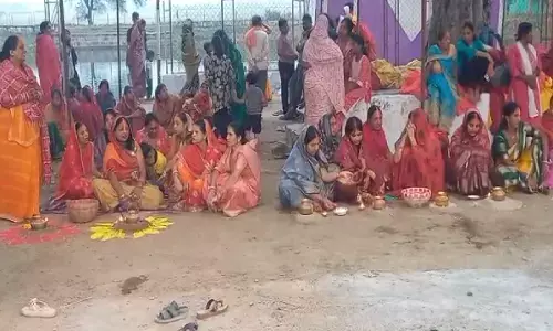 सूर्य अर्घ्य के साथ शुरू हुआ छठ महापर्व : घाटों पर उमड़ी व्रतियों की भीड़, तालाब के चारों तरफ दिखी श्रद्धालुओं की भीड़