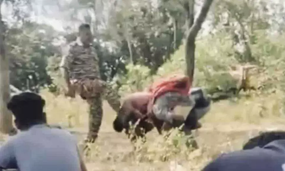 आदिवासी युवकों को मुर्गा बनाकर मारी लात : वीडियो वायरल होने के बाद मचा बवाल, अफसर सस्पेंड