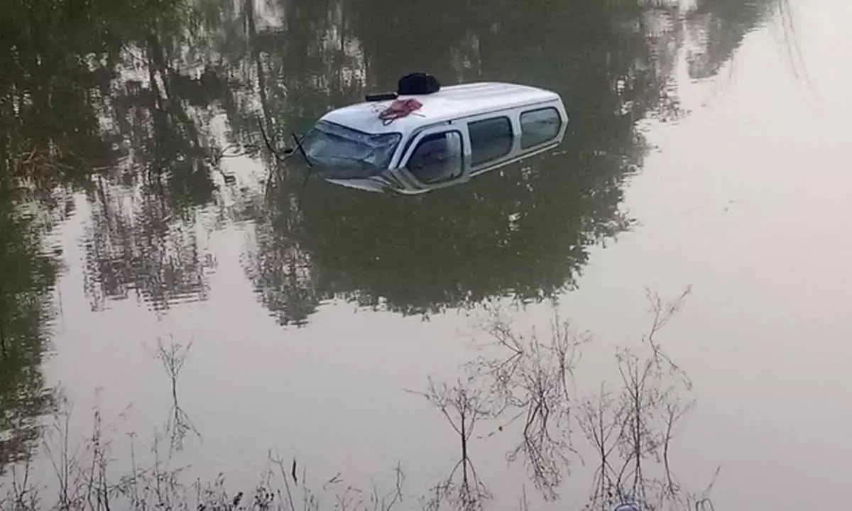 रायपुर से पेंड्रा गया था शव छोड़ने, बाल-बाल बचा चालक