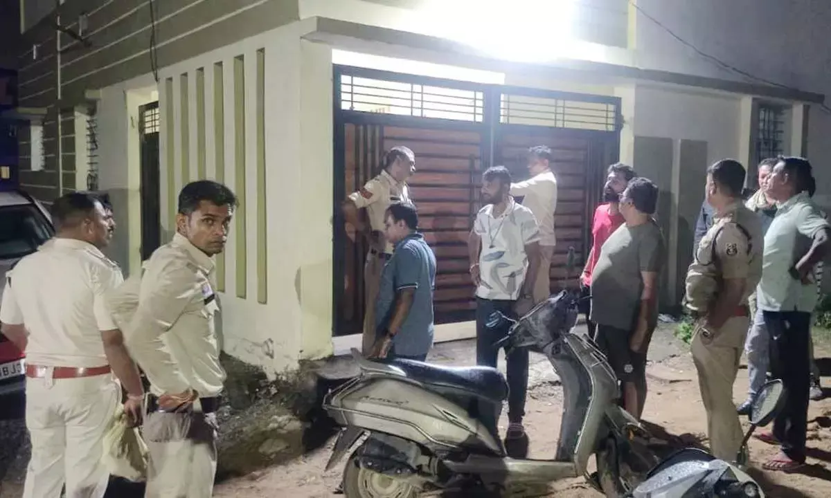 सजी थी पटवारियों के जुए की महफिल : कार्यकारी अध्यक्ष समेत 8  पकड़े गए, दो कार, दो स्कूटी जब्त