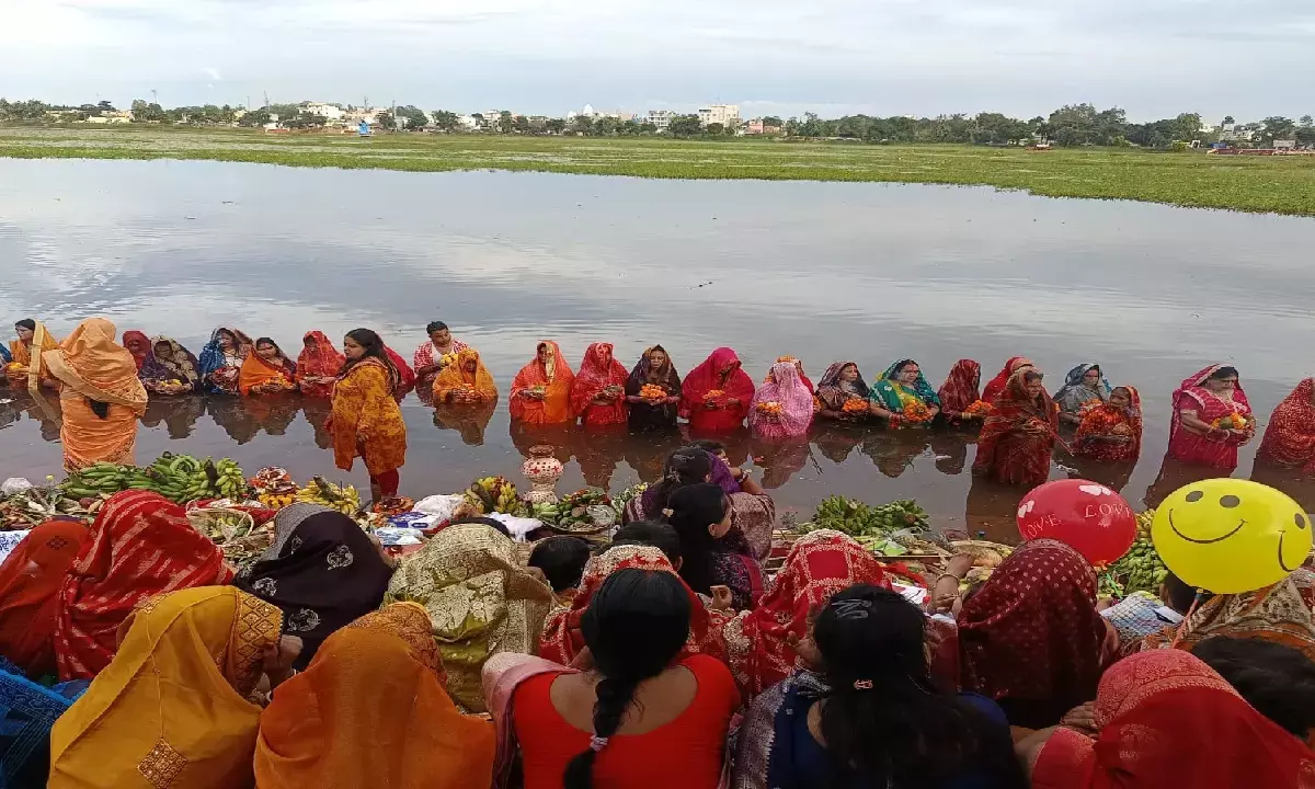 व्रतियों ने अस्ताचलगामी सूर्य को दिया अर्घ्य : गंगामुंडा घाट को 3100 दीपों से किया गया रोशन, जमकर हुई आतिशबाजी