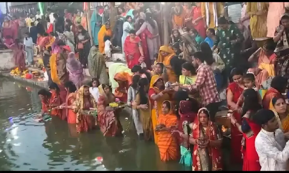 छठ महापर्व पर उमड़ा आस्था का सागर : महावीर तालाब के घाट पर व्रती महिलाओं ने डूबते अस्ताचलगामी सूर्य को दिया अर्घ्य