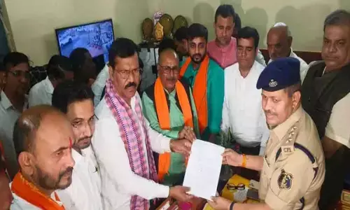 सीएसपी सिविल लाइन रमाकांत साहू को शिकायत सौंपते हुए विधायक मोतीलाल साहू।