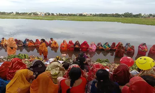 व्रतियों ने अस्ताचलगामी सूर्य को दिया अर्घ्य : गंगामुंडा घाट को 3100 दीपों से किया गया रोशन, जमकर हुई आतिशबाजी