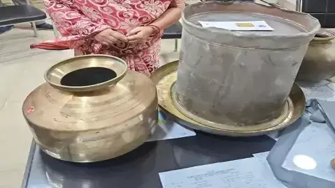 चोरों के कब्जे से बरामद पीतल और कांसे के बर्तन चोरों के कब्जे से बरामद पीतल और कांसे के बर्तन