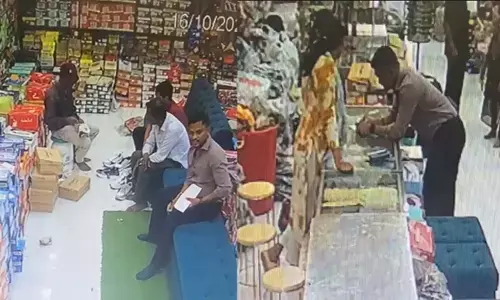 महिला उत्पीड़न जांच के बहाने वसूली करने वाला श्रम निरीक्षक सस्पेंड, तीन अधिकारियों को नोटिस