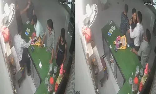 जेल प्रहरियों की दबंगई : ढाबा कर्मचारी को जमकर पीटा, वारदात सीसीटीवी में हुई कैद