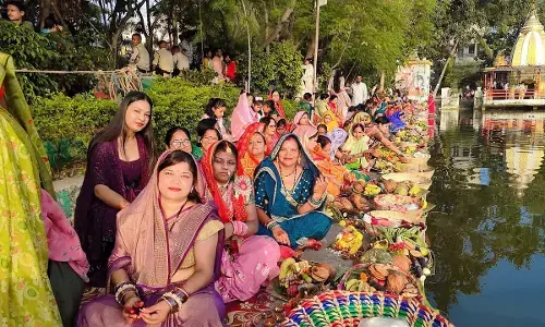 विश्वकर्मा समाज ने उगते सूर्य को दिया अर्घ्य, छठी माई के जयकारों से गूंजा आमातालाब घाट