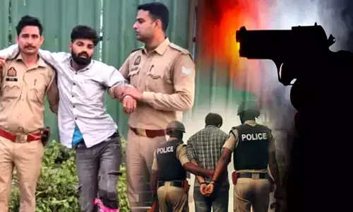 Encounter between police and criminals  Ghaziabad two injured firing