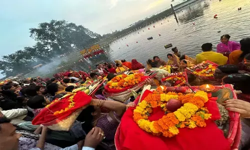 व्रतियों ने भगवान भास्कर की आराधना की, घाटों पर उमड़ी भक्तों की भीड़