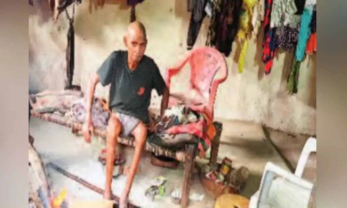 टूटी खाट-टूटी उम्मीदें :  पुत्र के नक्सली होने की कीमत परिवार ने चुकाई