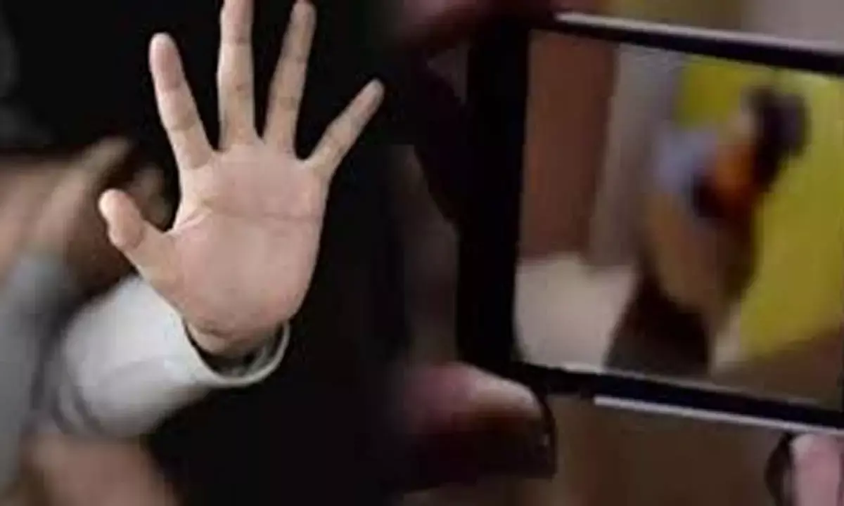 किशोरी को ब्लैकमेल करने वाला किशोर गिरफ्तार : कोचिंग में दोस्ती कर खींच ली अश्लील तस्वीरें, वायरल करने की दी धमकी