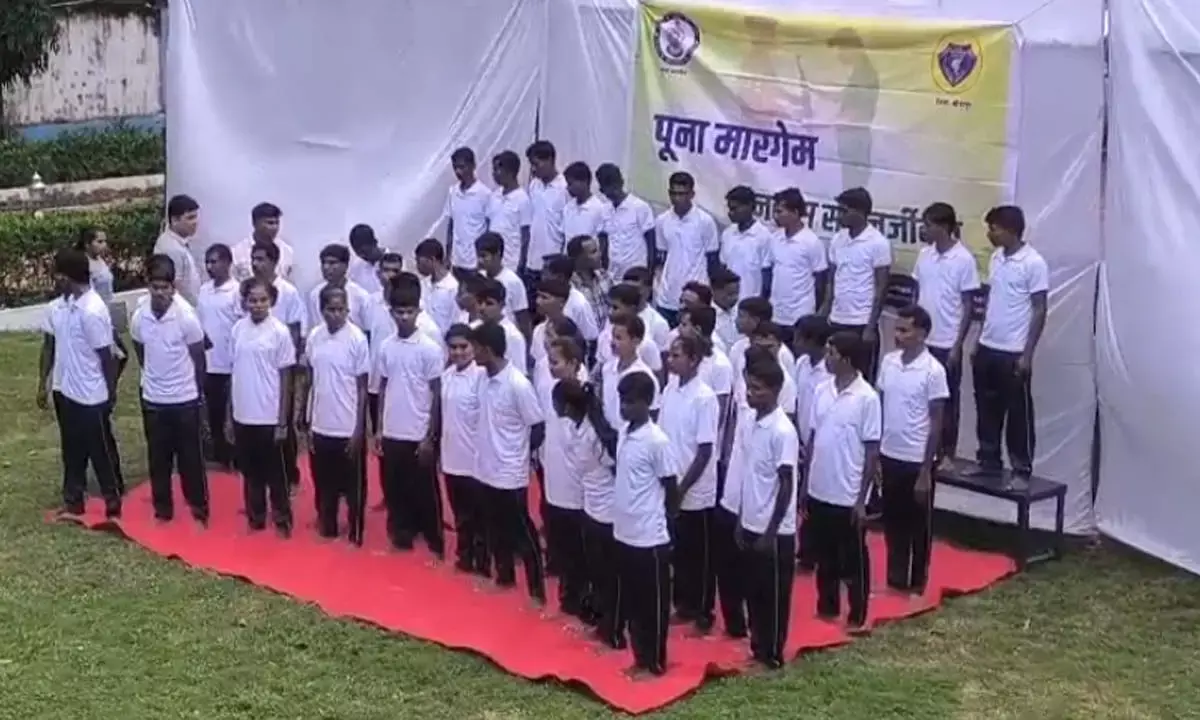 66 लाख के ईनामी 51 नक्सली पहुंचे एसपी आफिस, डालेंगे हथियार