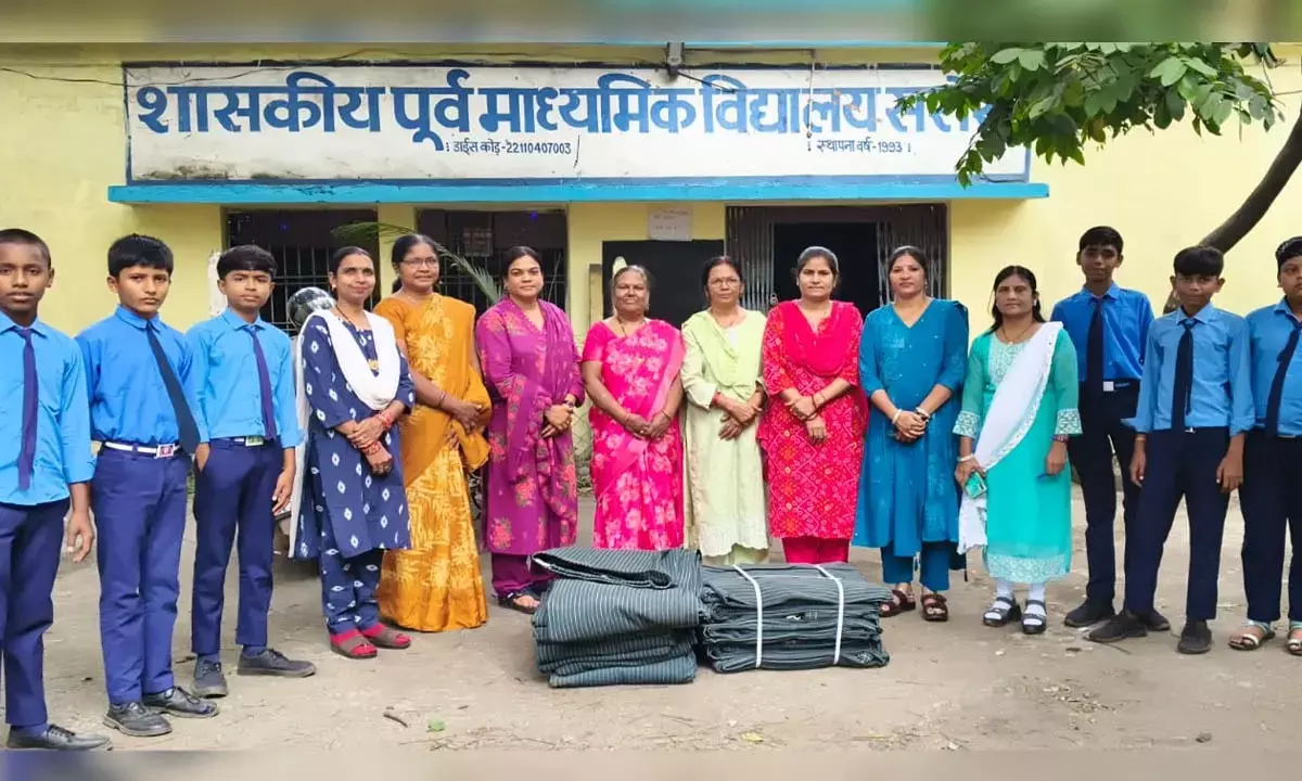 शिक्षिकाओं ने छात्र-छात्राओं के बैठने के लिए दरी खरीदी