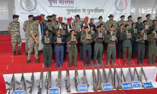 21 नक्सलियों ने किया समर्पण : जंगलवार फेयर कालेज में किया गया