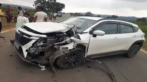 कार की टक्कर से तीन लोगों की मौत